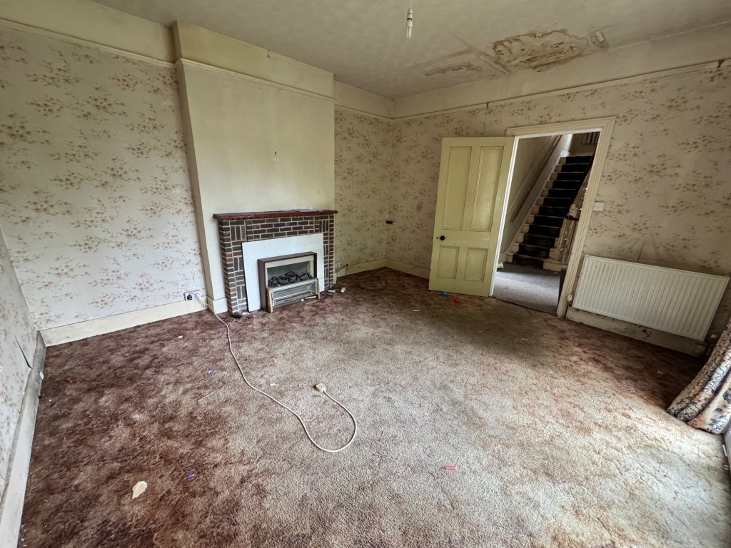 Lot: 101 - DETACHED FOUR-BEDROOM HOUSE FOR IMPROVEMENT - Reception 2